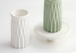 Kandelberg Blumenvase „Lunava“ – Moderne Gipsvase mit geometrischer Struktur