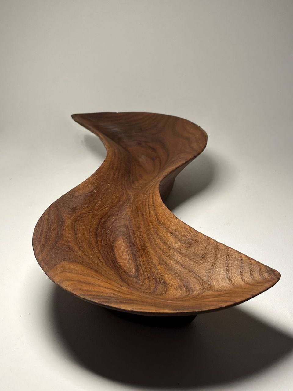 Woodenberg Holzschale „Curva“ – Handgefertigtes Designstück in organischer Form