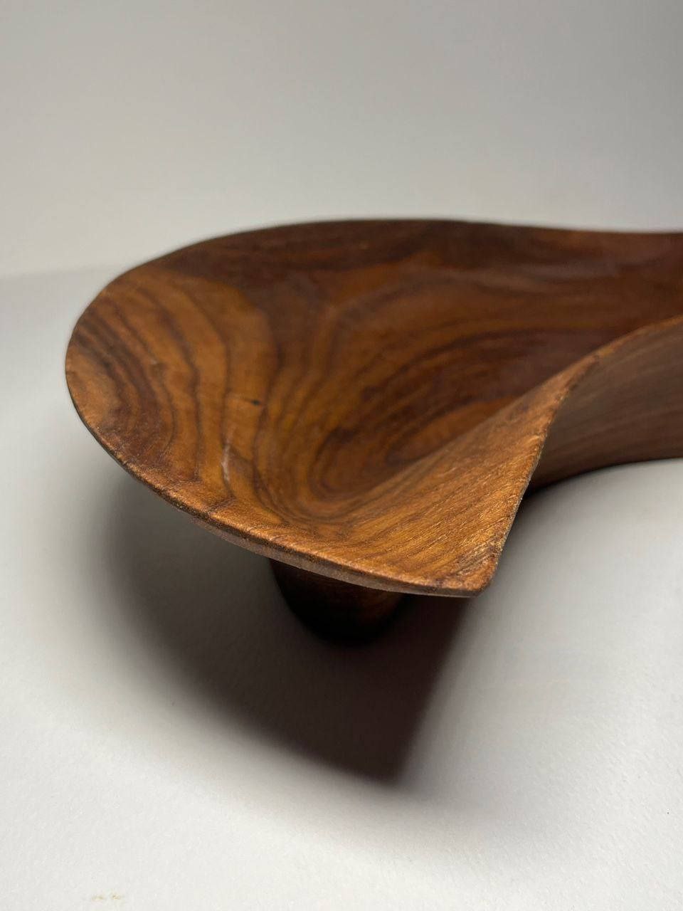 Woodenberg Holzschale „Curva“ – Handgefertigtes Designstück in organischer Form