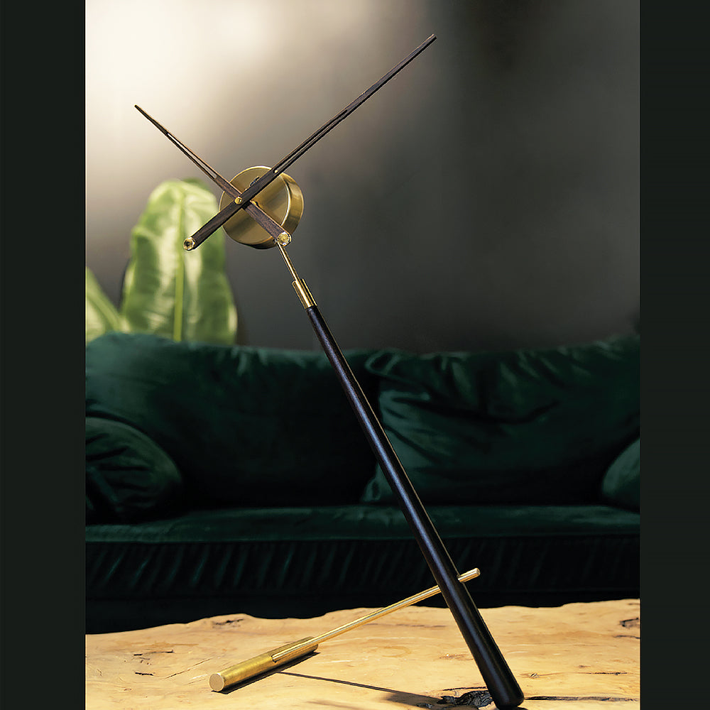 Puntero Tischuhr 65 cm – Antikgold, Black Carbon, Chrom & Metallic Gold | Skulpturale Designuhr von RH Clocks